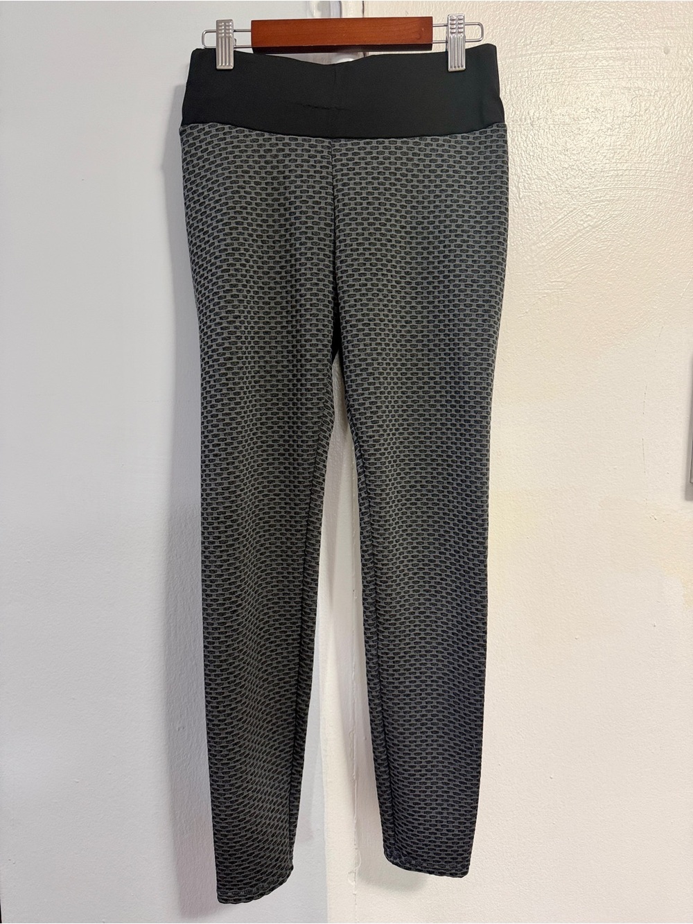 Textured High-Waist Leggings | Black and Gray | Size M